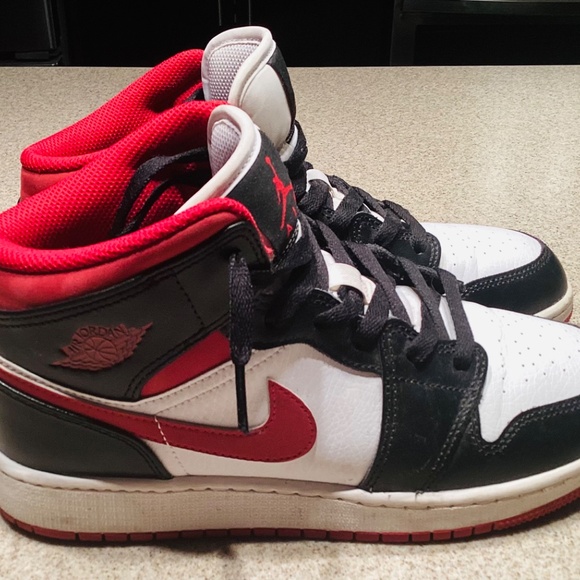Nike Air Jordan 1 - Picture 2 of 5